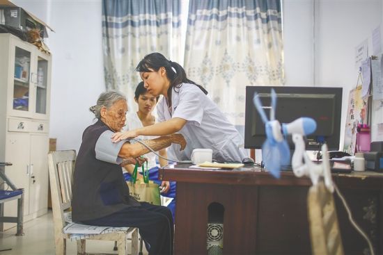 白沙南開鄉(xiāng)衛(wèi)生院全科醫(yī)生在給病人看病。海南日?qǐng)?bào)記者 袁琛 攝(資料圖)