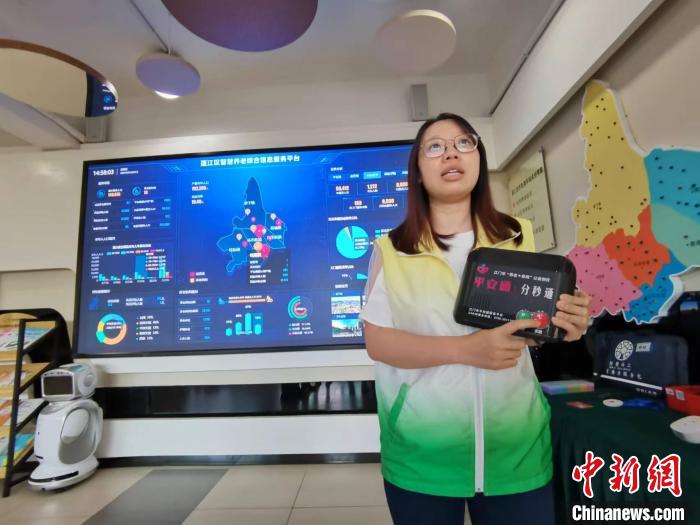 “平安通”項(xiàng)目24小時(shí)守護(hù)老人健康 唐貴江 攝