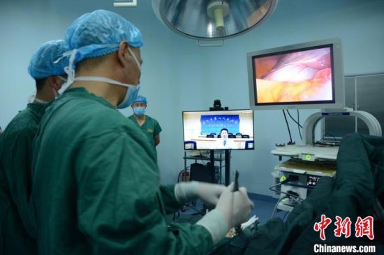 圖為專家開展遠(yuǎn)程會(huì)診。(資料圖) 西寧市第一人民醫(yī)院 供圖